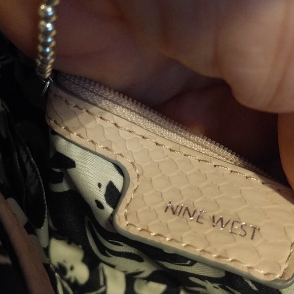 Beautiful small satchel by Nine West 🌸🌸🌸 - Picture 7 of 8